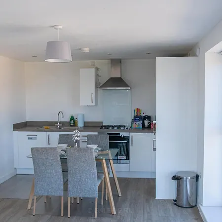 Apartment Centre 2bed 2bath Nearby Parking *