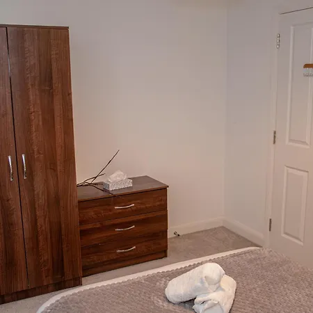 Apartment Centre 2bed 2bath Nearby Parking *