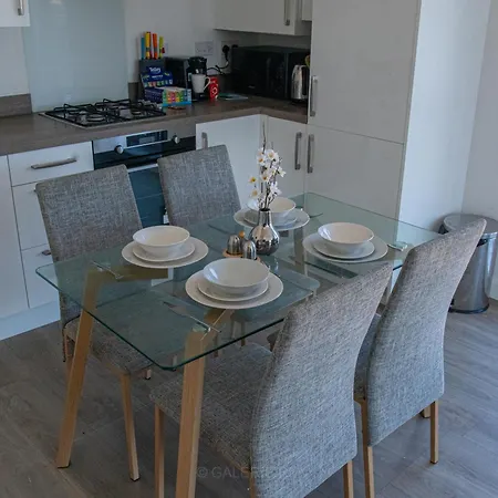 Centre 2bed 2bath Nearby Parking