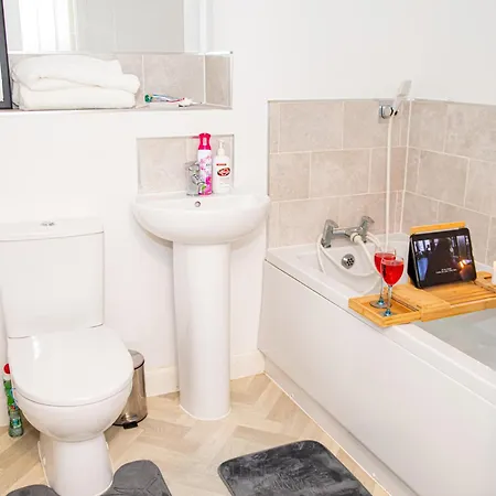 Centre 2bed 2bath Nearby Parking Apartment