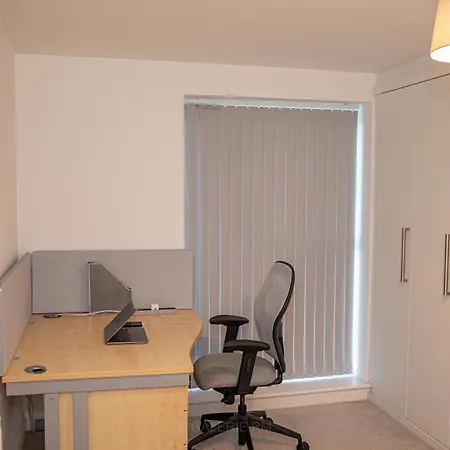 Centre 2bed 2bath Nearby Parking Apartment