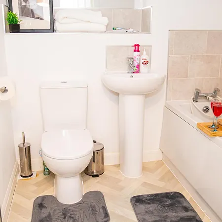 Apartment Centre 2bed 2bath Nearby Parking *
