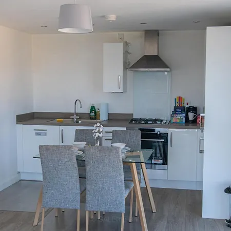 Apartment Centre 2bed 2bath Nearby Parking